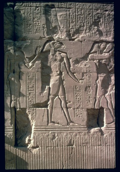 Relief, das Chnum darstellt, von der Schirmwand des Tempels von Chnum von Egyptian Ptolemaic Period