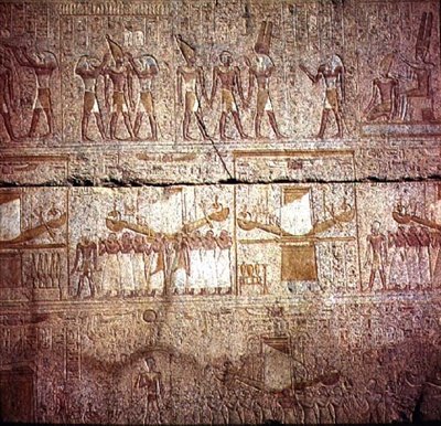 Relief, das heilige Boote zeigt, die von Priestern in Prozession getragen werden, aus dem Heiligtum von Philipp Arrhidaeus (323-317 v. Chr.) von Egyptian Ptolemaic Period