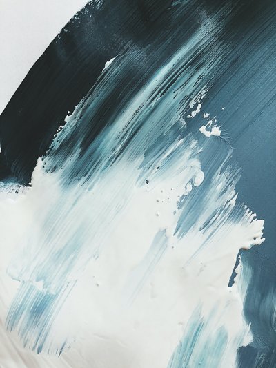 Fließendes Blaues Abstrakt von Ejaaz Haniff
