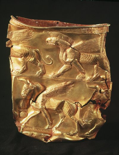 Becher, verziert mit geflügeltem Stier und Monstern mit Adlerköpfen, aus Marlik, Iran (Gold) von Elamite