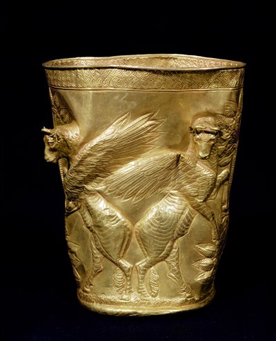 Becher verziert mit geflügelten Stieren, die einen Baum flankieren, aus Marlik, Iran, ca. 12.-11. Jahrhundert v. Chr. von Elamite