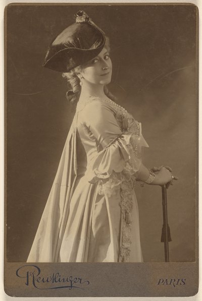 [Unbekannte Frau mit dunklem Hut, stehend, mit Händen auf einem Spazierstock ruhend] von Emile Auguste Reutlinger