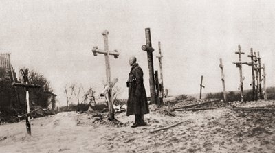 Ein russischer Soldat am Grab eines Kameraden während des Ersten Weltkriegs, aus The Illustrated War News, 1915 von English Photographer