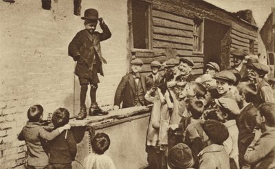 Ein aufstrebender Humorist aus dem East End macht eine Charlie Chaplin-Imitation (s/w Foto) von English Photographer