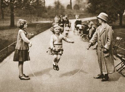 Ein Mädchen springt im Hyde Park oder Kensington Gardens, aus Wunderbares London, veröffentlicht 1926-27 von English Photographer