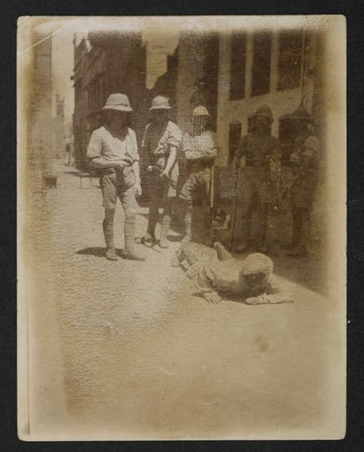 Ein Gefangener unter bewaffneter Bewachung im Ram Bagh Garten, aus Ansichten von Amritsar, einschließlich der Nachwirkungen der Unruhen von English Photographer