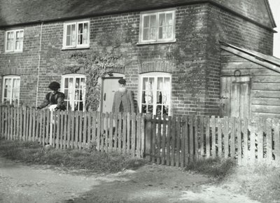 Eine ländliche Szene im Wandsworth-Gebiet mit einem älteren Paar im Garten eines cottageartigen Anwesens, London, 1895 von English Photographer
