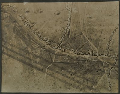 Luftaufnahme mit Schützengräben des Ersten Weltkriegs, 1918 von English Photographer