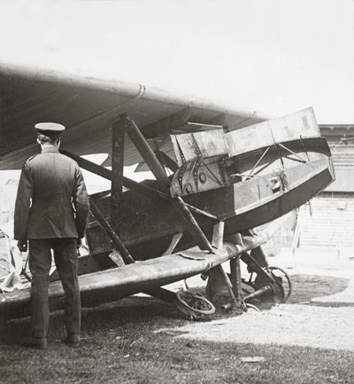 Gepanzertes deutsches Flugzeug mit sieben Maschinengewehren, das unsere Männer in den Schützengräben niedermäht von English Photographer