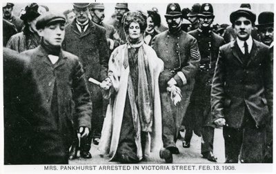 Verhaftung von Mrs. Emmeline Pankhurst in der Victoria Street, 13. Februar 1908 von English Photographer