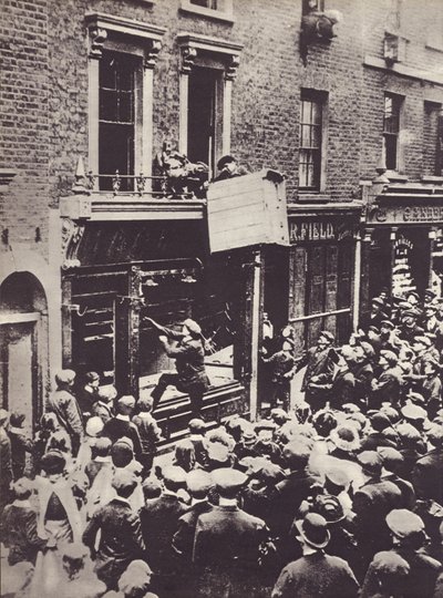 Angriff auf ein deutsches Geschäft in London, ca. 1914 von English Photographer