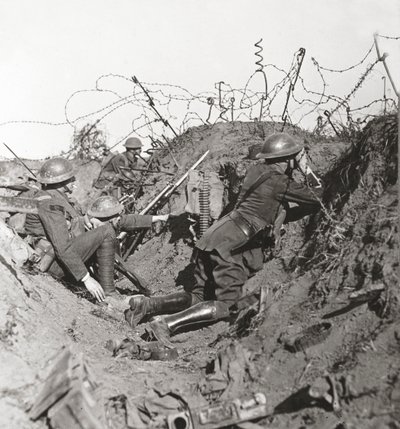 In Erwartung des großen Hunnenangriffs halten Beobachtungsoffizier und Signalgeber in St. Quentin scharfe Ausschau von English Photographer