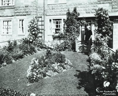 Becontree Estate: Blick auf einen attraktiven Vorgarten von English Photographer