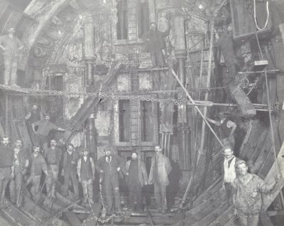 Blackwall Tunnel: Eine Gruppe von Arbeitern steht in der Luftschleuse, 1894 von English Photographer