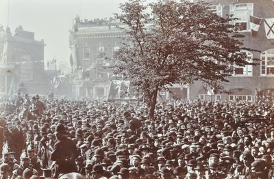 Blackwall Tunnel: Menschenmengen bei der Eröffnungszeremonie, 1897 von English Photographer
