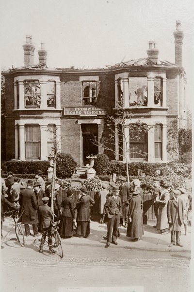 Pension an der Cromwell Road, beschädigt bei einem Zeppelinangriff auf Southend, Essex von English Photographer