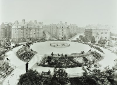 Boundary Estate: Arnold Circus, Blick auf öffentliche Gärten und Wohnungen, London von English Photographer