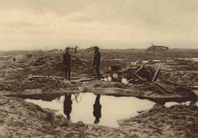Britische Panzer im Schlamm stecken geblieben, bevor sie die deutschen Linien bei Ypern, Belgien, im Ersten Weltkrieg erreichen konnten von English Photographer
