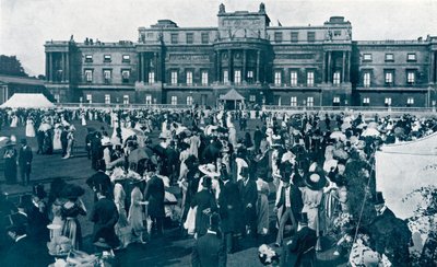Gartenparty im Buckingham Palace, 1911 von English Photographer