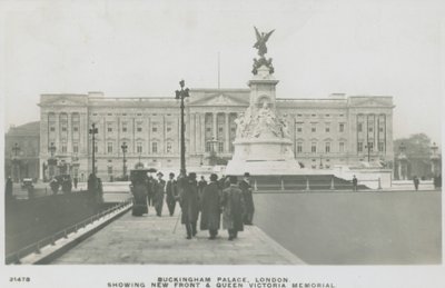 Buckingham Palace, London, Neue Front und Queen Victoria Memorial von English Photographer