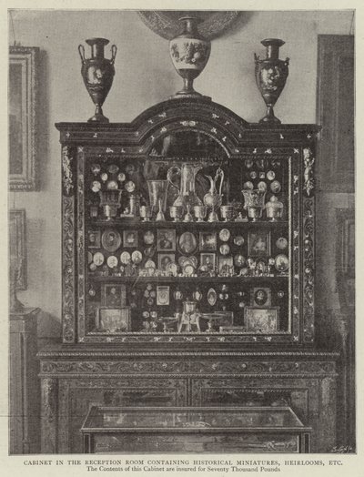 Schrank im Empfangsraum mit historischen Miniaturen, Erbstücken usw. von English Photographer