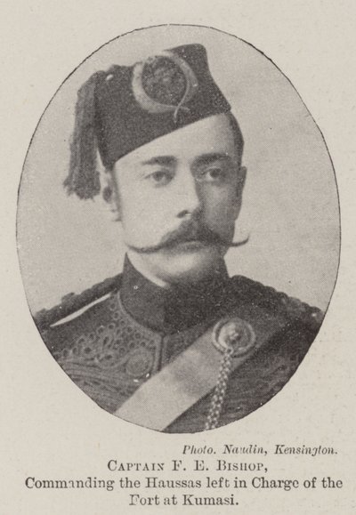 Kapitän F. E. Bishop, Kommandant der Haussas, die im Fort in Kumasi zurückgelassen wurden von English Photographer