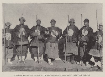 Chinesische Polizisten bewaffnet mit den Hakenlanzen, die sie bei Paraden tragen von English Photographer