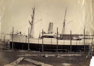 Chinesischer Zolleinnahmekreuzer "Li Kin" oder ihr Schwesterschiff "Kai Pan" auf der Slipanlage bereit zum Stapellauf, 1888 von English Photographer