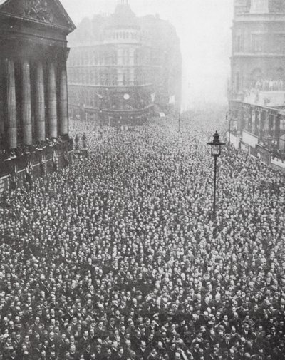 Menschenmengen auf der Straße vor dem Mansion House, City of London von English Photographer