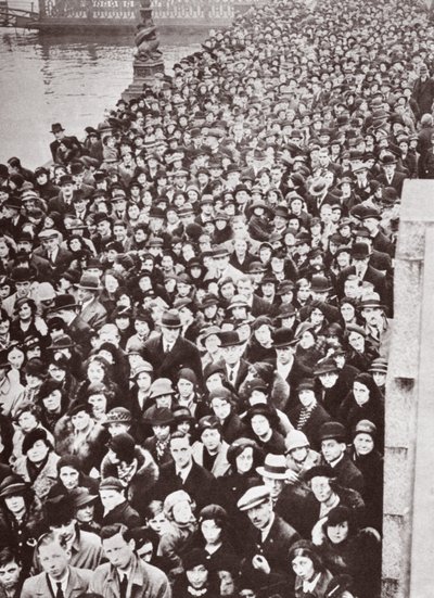 Menschenmengen warten auf Zugang zur Westminster Hall während der Aufbahrung von George V, 1936 von English Photographer