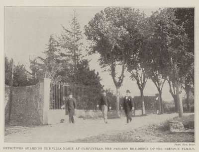 Detektive bewachen die Villa Marie in Carpentras, den derzeitigen Wohnsitz der Familie Dreyfus von English Photographer
