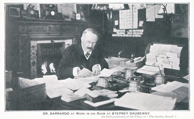 Dr. Barnardo bei der Arbeit in seinem Zimmer in Stepney Causeway von English Photographer