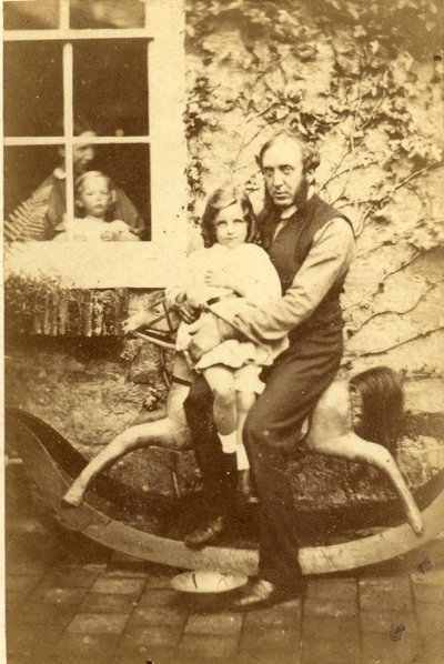 Vater und Tochter auf einem Schaukelpferd mit Bruder und Mutter, die durch das Fenster schauen, 1860er Jahre von English Photographer