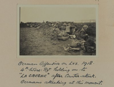 Deutsche Offensive auf Lys. 1918: 4. Worc: Rgt. hält nach Gegenangriff an „La Creche“ fest, Deutsche greifen in diesem Moment an von English Photographer