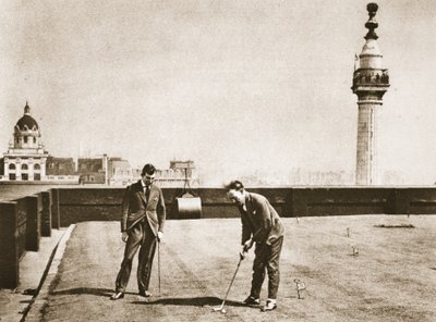 Golftraining für Büroangestellte auf dem Dach des Adelaide House, aus Wunderbares London, veröffentlicht 1926-27 von English Photographer