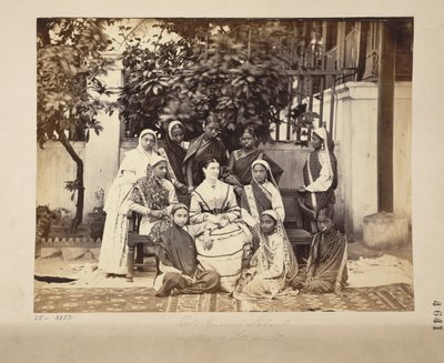 Gruppe von Lehrerin und Schülern der Regierungsschule, Bombay von English Photographer