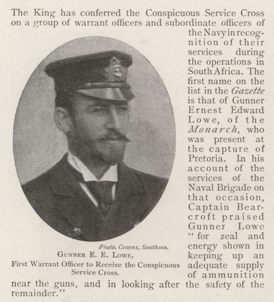 Gunner E. E. Lowe, erster Warrant Officer, der das Conspicuous Service Cross erhält von English Photographer