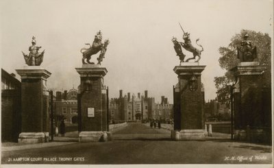 Hampton Court Palace Trophy Gates von English Photographer