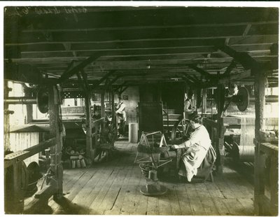 Handweberei, Hughes Fabrik Nr. 2, 1923 von English Photographer