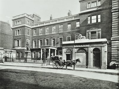 Hansom-Kutsche vor dem Kriegsministerium Pall Mall, Willis Sammlung, 1890 von English Photographer