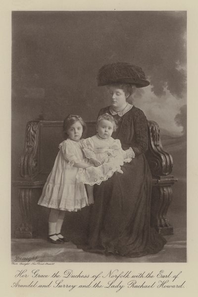 Ihre Gnaden, die Herzogin von Norfolk mit dem Earl of Arundel und Surrey und der Lady Rachael Howard von English Photographer