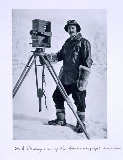 Herbert Ponting (1870-1935) mit einer Filmkamera auf der Terra Nova Expedition (1910-13) zum Südpol unter der Leitung von Captain Scott, 1910-12 von English Photographer