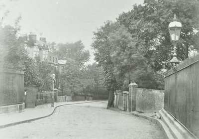 Highgate Archway: östlicher Zugang mit alter Lampe an den Geländern befestigt, 1896 von English Photographer