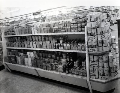 Haushaltswaren-Gang, Woolworths-Laden, 1956 von English Photographer