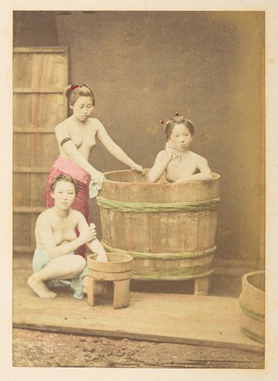 [Japanische] Mädchen beim Baden, Studio-Tableau von drei halbnackten jungen japanischen Frauen, die in und um eine runde Holzwanne posieren von English Photographer