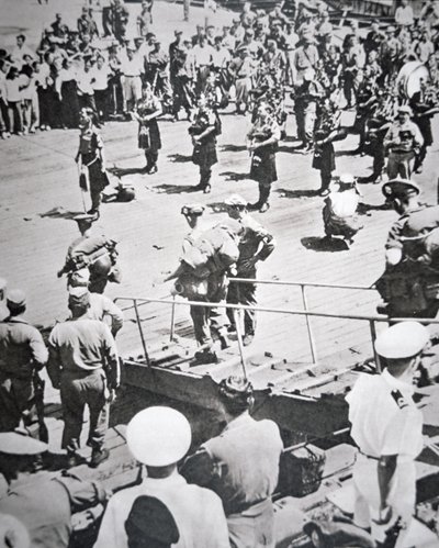 Kilted Piper spielen an Land vom 1. Bataillon Argyll und Sutherland Highlanders von der HMS Ceylon in Pusan, 29. August 1950 von English Photographer
