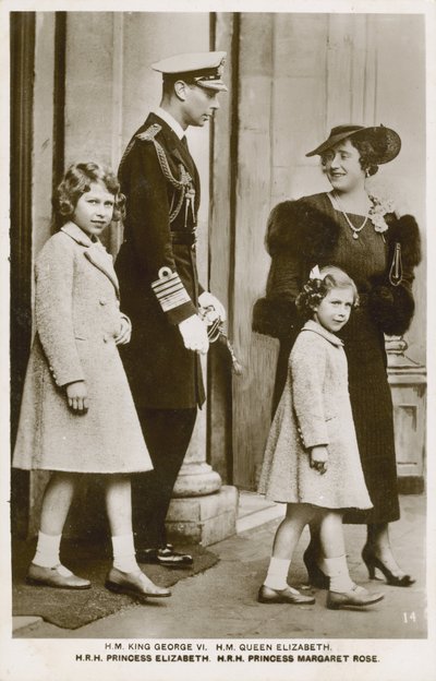König George VI. und Königin Elizabeth mit ihren Töchtern, Prinzessinnen Elizabeth und Margaret von English Photographer