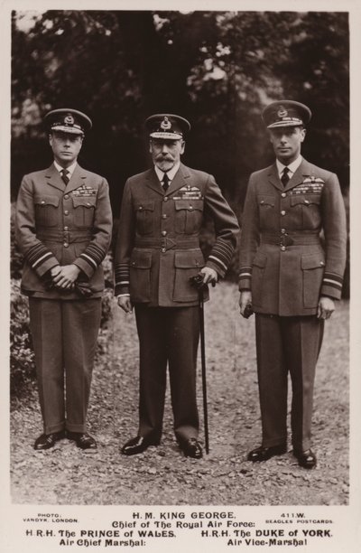König Georg V., der Prinz von Wales und der Herzog von York in Luftwaffenuniform von English Photographer