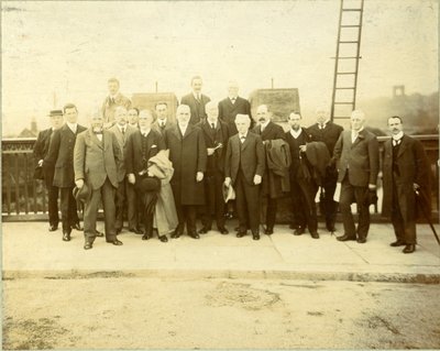 Rekonstruktion der Kirkstall-Brücke, eröffnet von Stadtrat F. M. Lupton, J.P., 28. Juni 1912 (s/w Foto) von English Photographer
