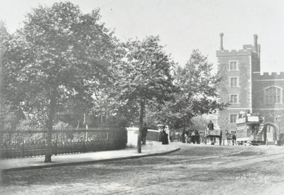Lambeth Bridge: Zufahrtsstraße mit Lambeth Palace im Hintergrund, 1897 von English Photographer